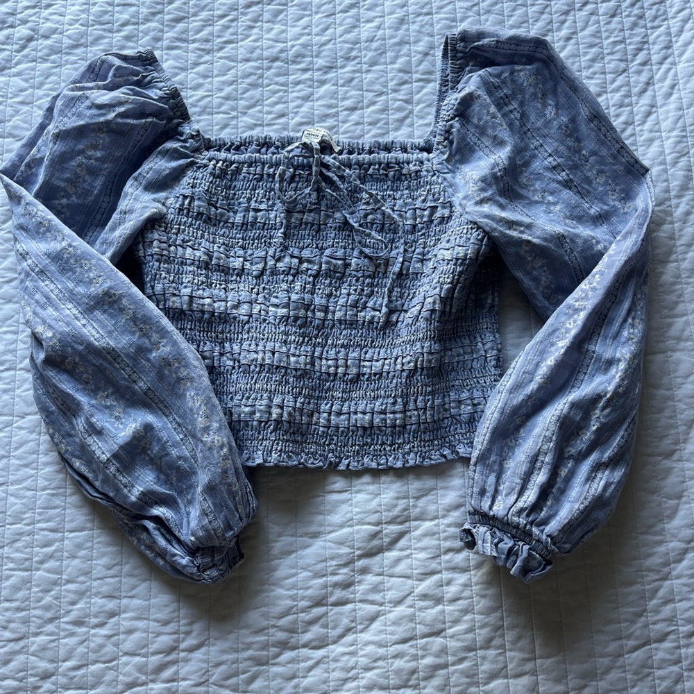 blue floral puffy sleeve cropped shirt